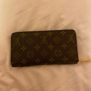 Louis Vuitton Zippy Wallet
